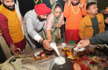 टपकेश्वर महादेव मंदिर में पूजा-अर्चना करते हुए राज्यपाल।