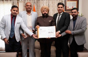 राज्यपाल को अपनी पुस्तक ‘‘मिलेट मील्स’’ भेंट करते हुए देवभूमि विश्वविद्यालय, देहरादून के होटल मैनेजमेंट विभाग के डीन श्री चंद्रमौली ढौंडियाल एवं अन्य शिक्षकगण।