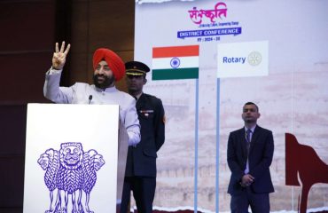 Governor addressing the annual conference of Rotary District 3011 in New Delhi.