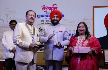 Members of Rotary Club presenting a memento to the Governor.