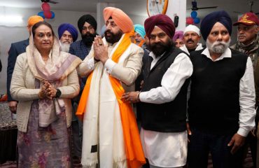 Governor paying obeisance at Gurdwara Shaheed Singha, Nunnawala, Dehradun along with First Lady Smt. Gurmeet Kaur.
