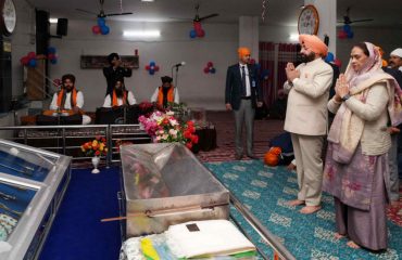Governor paying obeisance at Gurdwara Shaheed Singha, Nunnawala, Dehradun along with First Lady Smt. Gurmeet Kaur.