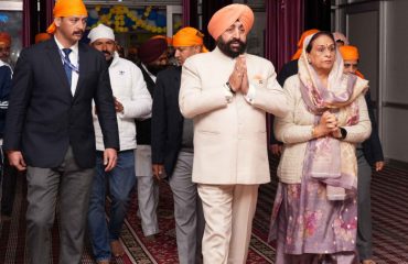Governor paying obeisance at Gurdwara Shaheed Singha, Nunnawala, Dehradun along with First Lady Smt. Gurmeet Kaur.