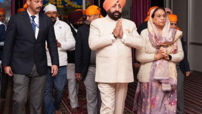 Governor paying obeisance at Gurdwara Shaheed Singha, Nunnawala, Dehradun along with First Lady Smt. Gurmeet Kaur.