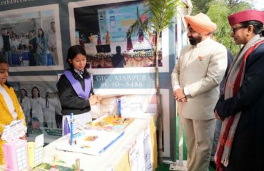 Governor inspecting and being approved about the models made by children in a program organized on the occasion of 78th Foundation Day of Bureau of Indian Standards (BIS) at Raj Bhawan