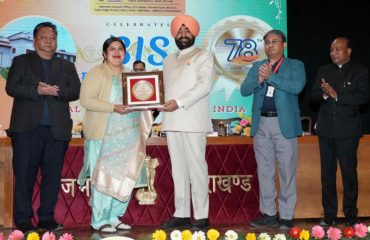 Governor honoring a woman in a program organized on the occasion of 78th Foundation Day of Bureau of Indian Standards (BIS) at Raj Bhawan.