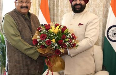 Cabinet Minister Shri Satpal Maharaj paying a courtesy call on the Governor.