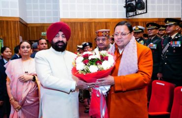 Chief Minister presenting a bouquet to the Governor at the program 