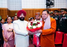 Chief Minister presenting a bouquet to the Governor at the program 