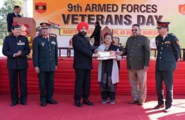 Governor felicitating ex-servicemen and their families on the occasion of Armed Forces Veterans Day, a programme organised by Uttarakhand Sub Area.