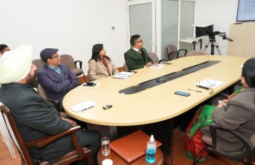 ‘‘वन यूनिवर्सिटी-वन रिसर्च’’ योजना के तहत चल रहे शोध कार्य की प्रगति की समीक्षा करते हुए राज्यपाल।