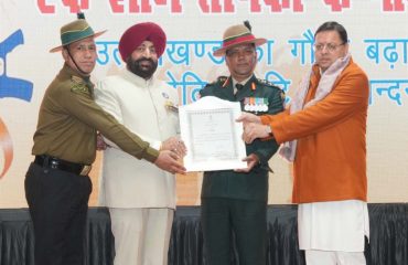 Governor and Chief Minister felicitating medal winning soldiers and ex-servicemen at the program 