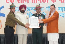 Governor and Chief Minister felicitating medal winning soldiers and ex-servicemen at the program 