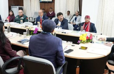 राजभवन में उत्तराखण्ड सैनिक पुनर्वास संस्था की प्रबंधन समिति की बैठक लेते हुए राज्यपाल।