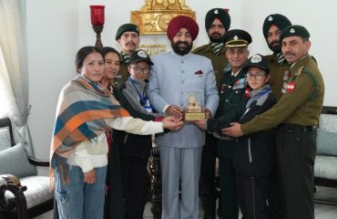 Governor presenting mementos to students from Changthang region of Union Territory, Ladakh, who came on “National Unity Tour”.