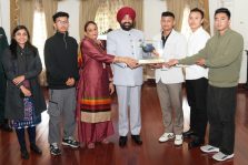 राजभवन में मेघालय, मणिपुर और त्रिपुरा का स्थापना दिवस के अवसर पर छात्रों को स्मृति चिन्ह भेंट करते हुए राज्यपाल।;?>