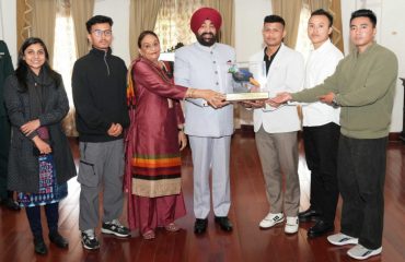 Governor presenting memento to students on the occasion of Foundation Day of Meghalaya, Manipur and Tripura at Raj Bhawan.