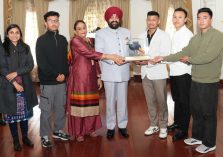 Governor presenting memento to students on the occasion of Foundation Day of Meghalaya, Manipur and Tripura at Raj Bhawan.;?>