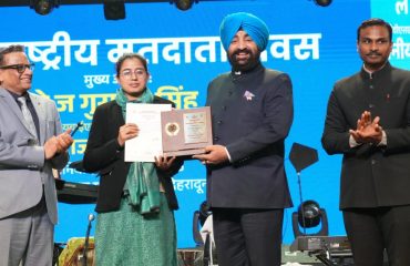 Governor felicitating CDO Yukta Mishra for excellent work in the General Election year 2024 in the program organized on the occasion of National Voters' Day.