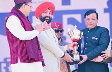 Governor felicitating the tableau of Information Department for getting first place in the program organized at Parade Ground on the occasion of 75th anniversary of Republic Day.