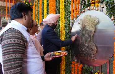 राजभवन के मुख्य प्रवेश द्वार ‘‘द्वारमण्डपम भवन’’ का लोकार्पण करते हुए राज्यपाल।