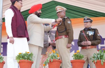 Governor felicitating police officers for outstanding service on the occasion of 75th anniversary of Republic Day.