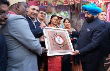 Governor felicitating the personnel who did excellent work in the Lok Sabha General Election 2024 on the occasion of the program.