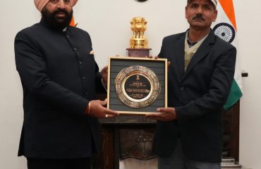 ⁠Governor felicitating the Public Works Department employee who contributed in the work of Raj Bhawan’s main entrance, “Dwara Mandapam Bhawan”.