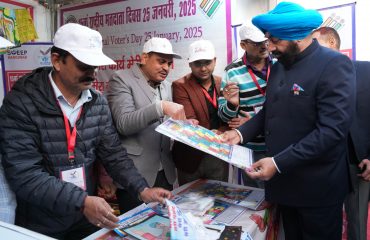 राष्ट्रीय मतदाता दिवस के अवसर पर रेसकोर्स बन्नू स्कूल में आयोजित कार्यक्रम में लगाए गए स्टॉलों का अवलोकन करते हुए राज्यपाल।