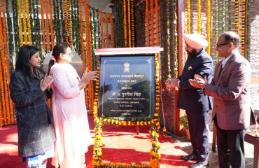 राजभवन के मुख्य प्रवेश द्वार ‘‘द्वारमण्डपम भवन’’ का लोकार्पण करते हुए राज्यपाल।