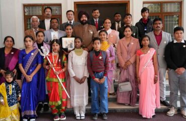 Governor with girl students at the program on the occasion of ‘National Girl Child Day’ and ‘Uttar Pradesh Foundation Day’ at Raj Bhawan.