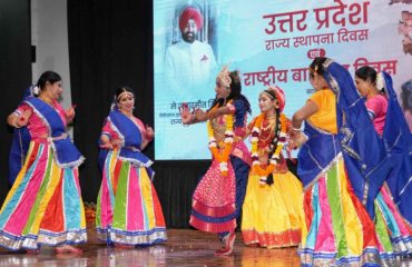 Students performing cultural program on the occasion of ‘National Girl Child Day’ and ‘Uttar Pradesh Foundation Day’ at Raj Bhawan.