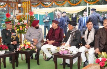 Governor and C M with the people present on the occasion of a ‘Hi-Tea’ program organized at the Raj Bhawan.