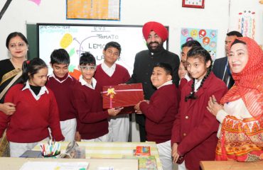 Governor meeting children during the visit to 'Golden Key Asha School'.
