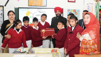 Governor meeting children during the visit to 'Golden Key Asha School'.