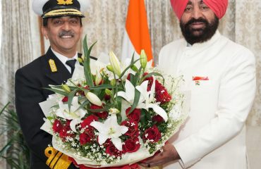 Chief Hydrographer, National Hydrographic Office, Vice Admiral Lochan Singh Pathania, paying a courtesy call on the Governor.