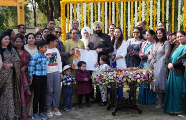 Governor with Rajbhawan officers and their families.