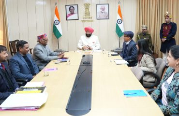 राज्यपाल के समक्ष ‘वन यूनिवर्सिटी-वन रिसर्च’ के अंतर्गत चल रहे शोध कार्य की प्रगति पर प्रस्तुतीकरण देते हुए उत्तराखण्ड संस्कृत विश्वविद्यालय के कुलपति प्रो. दिनेश चन्द्र शास्त्री।