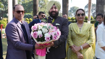 Secretary Shri Ravinath Raman meeting the Governor and wishing him on his birthday.