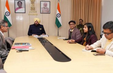राज्यपाल के समक्ष ‘‘वन यूनिवर्सिटी-वन रिसर्च’’ योजना के तहत चल रहे शोध कार्य की प्रगति पर प्रस्तुतीकरण देते हुए उत्तरांचल विश्वविद्यालय के कुलपति प्रो. धर्मबुद्धि।