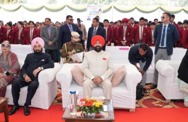 दून इंटरनेशनल स्कूल, डालनवाला, देहरादून में माननीय प्रधानमंत्री श्री नरेंद्र मोदी के ‘‘परीक्षा पे चर्चा-2025’’ कार्यक्रम को सुनते हुए राज्यपाल।