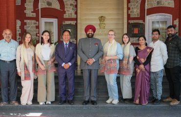 सेंट पीटर्सबर्ग स्टेट यूनिवर्सिटी ऑफ वेटरनरी मेडिसिन, रूस के छात्रों और संकाय सदस्यों के साथ राज्यपाल।