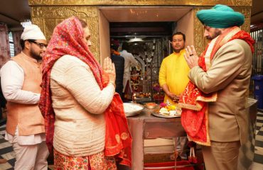 माँ डाट काली मंदिर में पूजा-अर्चना करते हुए राज्यपाल एवं प्रथम महिला श्रीमती गुरमीत कौर।