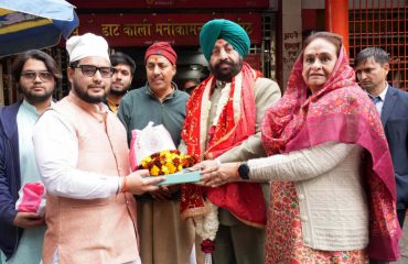 माँ डाट काली मंदिर में पूजा-अर्चना करते हुए राज्यपाल एवं प्रथम महिला श्रीमती गुरमीत कौर।