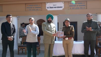 Governor felicitating forest workers at a conference held at Rajaji Tiger Reserve.