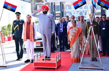 पंचम विधानसभा के वर्ष 2025 के प्रथम सत्र के दौरान गार्ड ऑफ ऑनर की सलामी लेते हुए राज्यपाल।