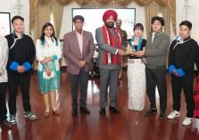 Governor presenting a memento to a student at the foundation day program of Arunachal Pradesh and Mizoram states at Raj Bhawan.;?>