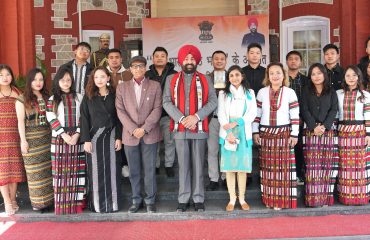 अरुणाचल प्रदेश एवं मिजोरम के छात्र-छात्राओं के साथ राज्यपाल।