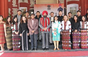 अरुणाचल प्रदेश एवं मिजोरम के छात्र-छात्राओं के साथ राज्यपाल।