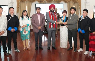 राजभवन में अरुणाचल प्रदेश एवं मिजोरम राज्य का स्थापना दिवस कार्यक्रम में छात्र को स्मृति चिन्ह भेंट करते हुए राज्यपाल।